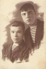 Алексеев Григорий Алексеевич(1-й слева) призывался в город Баку (Азербайджан). Прошел военные дороги Франции, Италии.